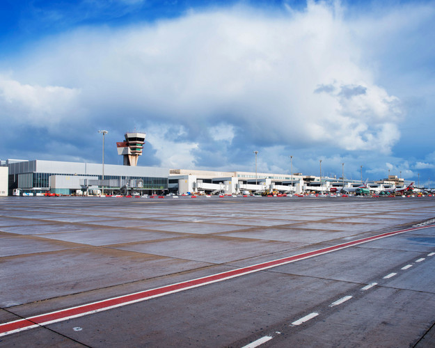 Campo De Vuelo-aeropuerto De Canarias-2