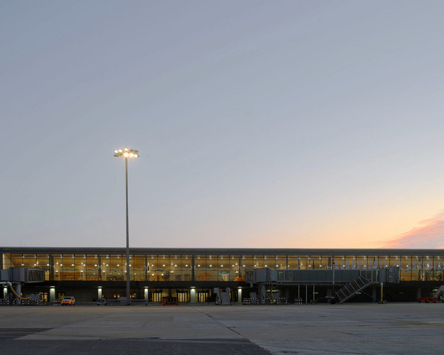 Terminal Exteriores-aeropuerto De Asturias