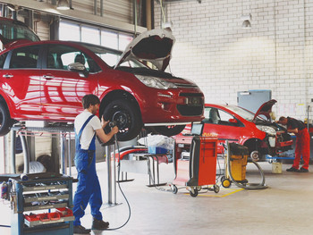 Reifenwechsel in einer KFZ Werkstatt // Tire change by mechanic Reifenwechsel in einer KFZ Werkstatt // Tire change by mechanic