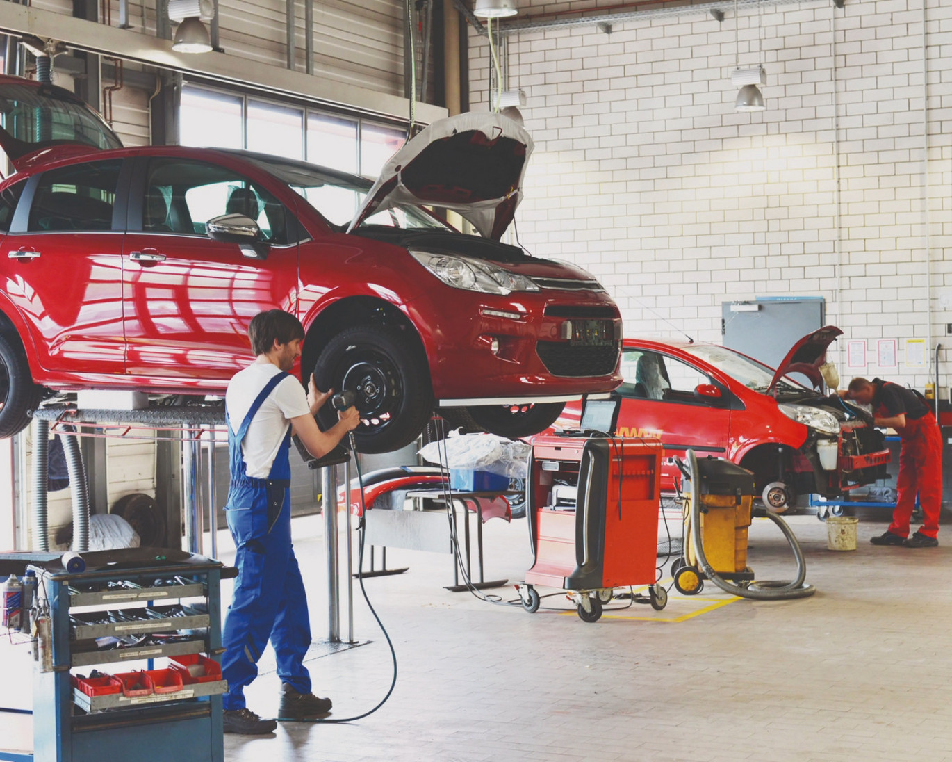 Reifenwechsel in einer KFZ Werkstatt // Tire change by mechanic
