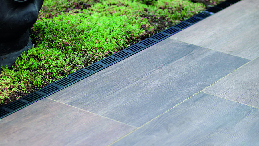ACO Slimline Afwateringsgoot Zwart In Tuin Met Terras - Op TV DGTV - 5 September 2020  4 
