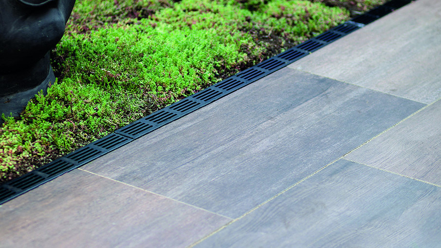 ACO Slimline Afwateringsgoot Zwart In Tuin Met Terras - Op TV DGTV - 5 September 2020  4 