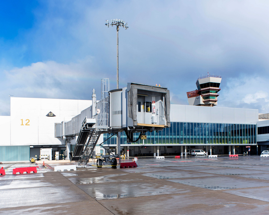 Campo De Vuelo-aeropuerto De Canarias-1
