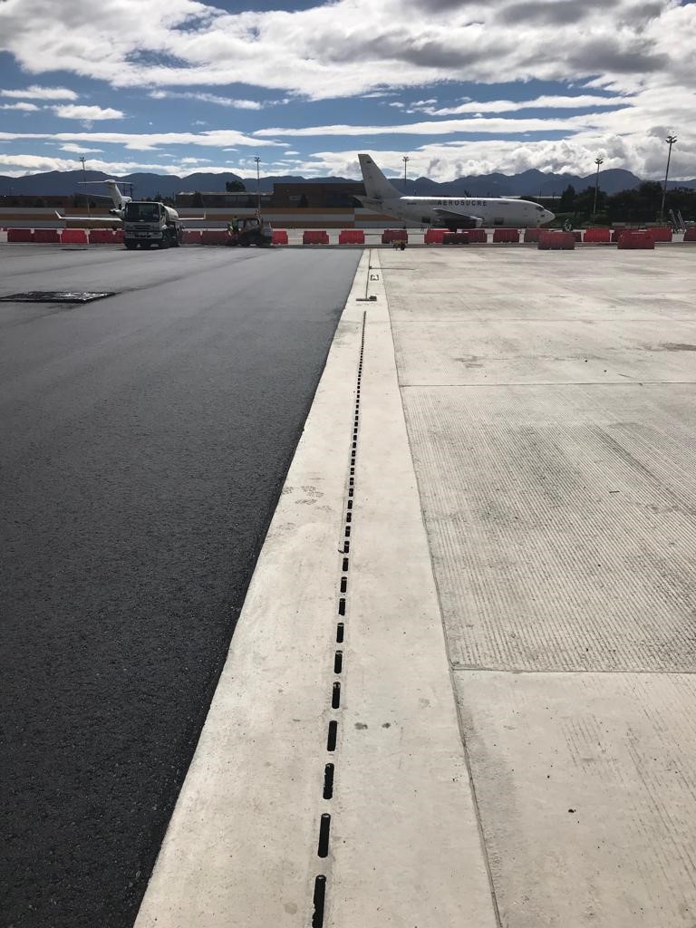 Canales de drenaje ACO en el Aeropuerto El Dorado en Bogotà