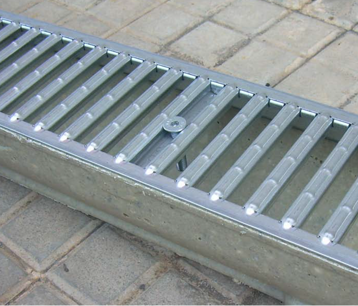 Render do kit ant-rubo do SELF 100, com sistema de fixação por parafusos para la grelha passarela em aço galvanizado.