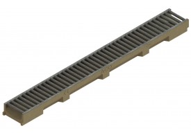 Render del conjunto de canal SELF 100 L1000 H55 en hormigon polímero con premarca para salida vertical DN/OD 110 y reja pasarela en acero galvanizado A15 con sistema de fijación por clip