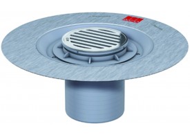 Render da secção de topo do sumidouro EASYFLOW, fabricado em plástico ABS, de dimensões Ø136 H150 fundo Ø125 com aro para impermeabilização líquida, com grelha slot sem fixação em aço inoxidável AISI304 classe de carga K3.