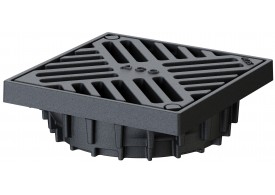 Render da grelha para sumidouro tipo ACO GRAVITY DN125-150, fabricada em ferro fundido, com un marco perimetral de 200x200mm e 49 mm de altura. Grelha tipo slot com largura visível de 186 mm e ranhuras de 10, para classe de carga M125