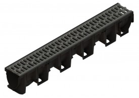 Render del conjunto de canal XTRADRAIN 100 L1000 H150 en composite plásico con premarca para salida vertical DN/OD 110 y reja pasarela en acero galvanizado A15 con sistema de fijación Drainlock