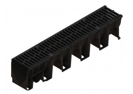 Render del conjunto de canal XTRADRAIN 150 L1000 H210 en composite plásico con premarca para salida vertical DN/OD 160 y reja pasarela en fundición C250 con sistema de fijación Drainlock