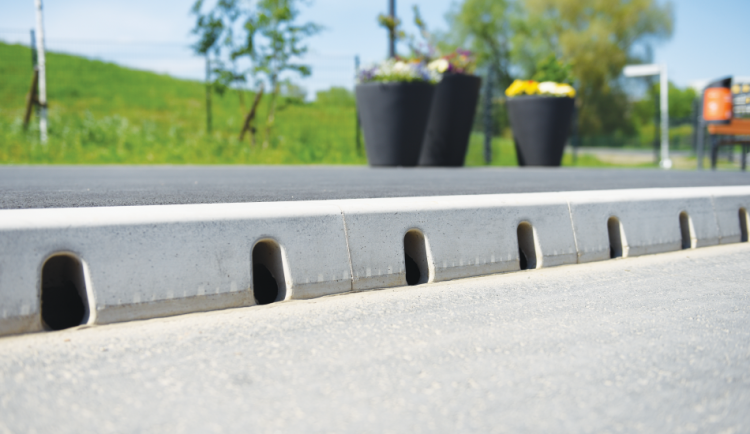 Canal KERBDRAIN en una carretera