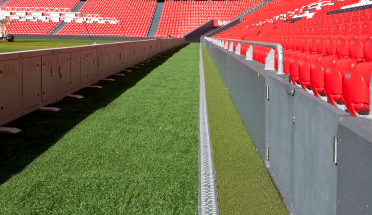 Canal N 100 Sport com grelha passarela em aço galvanizado no estádio do San Mames em Bilbao