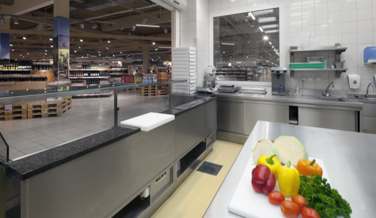 Sumidero EG con reja de barras antideslizantes en la cocina de un supermercado