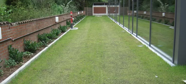Panal ACO Grass Grid instalado en un jardin.